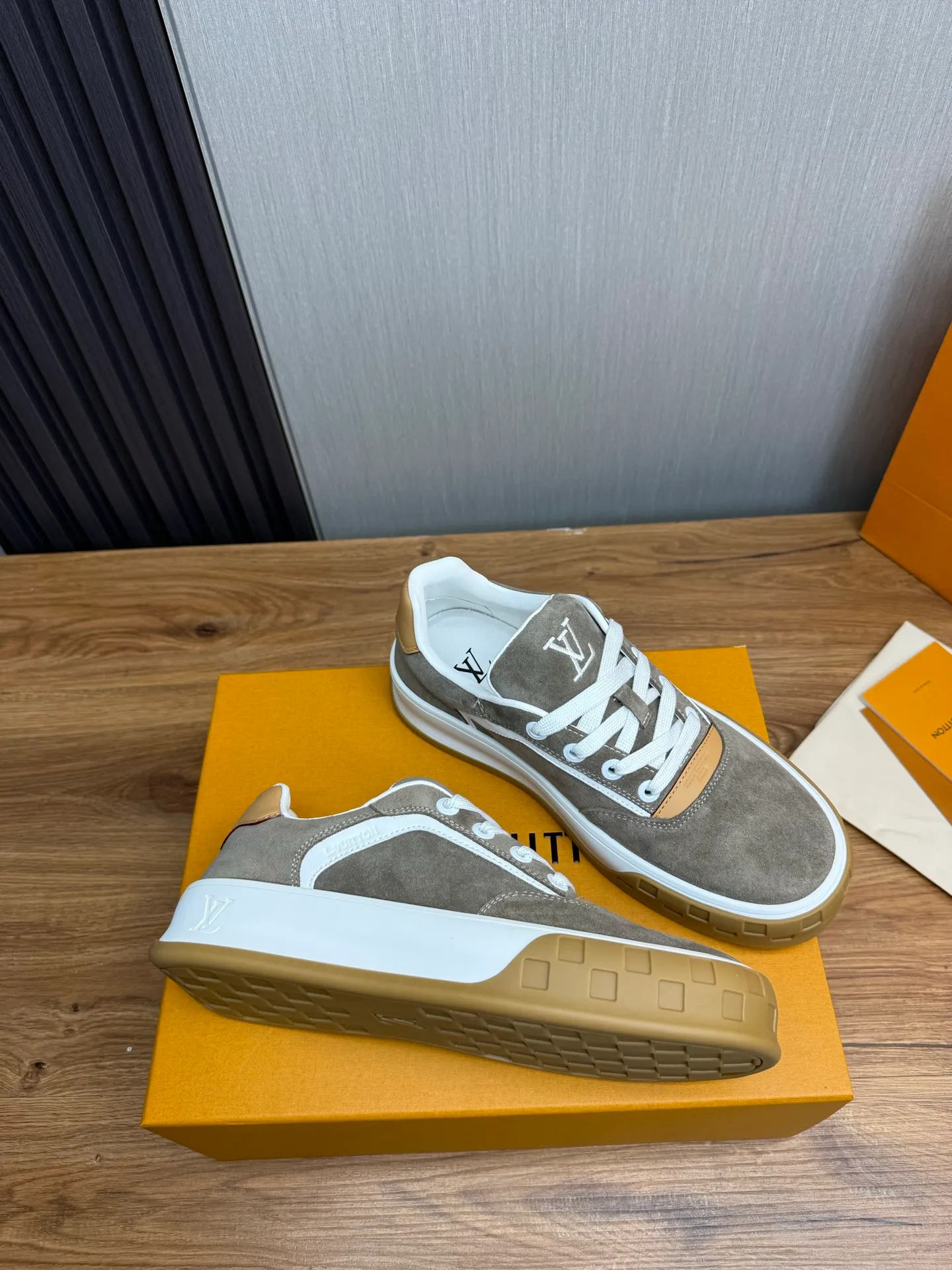 Men's shoes 620💰 Lv. Top purchasing agent🇮🇹 Louis Vuitton, sports sneakers counter synchronization, uppers imported from Italy, high-quality splicing and complex handicrafts, imported mesh pads are soft and comfortable, soles: original factory special soles, TPU exclusive movable molded soles super comfortable, original factory single goods, 🔍🔍high quality, you can enter and exit the counter at will, welcome to compare, code number 38-44 (customized 38.45)